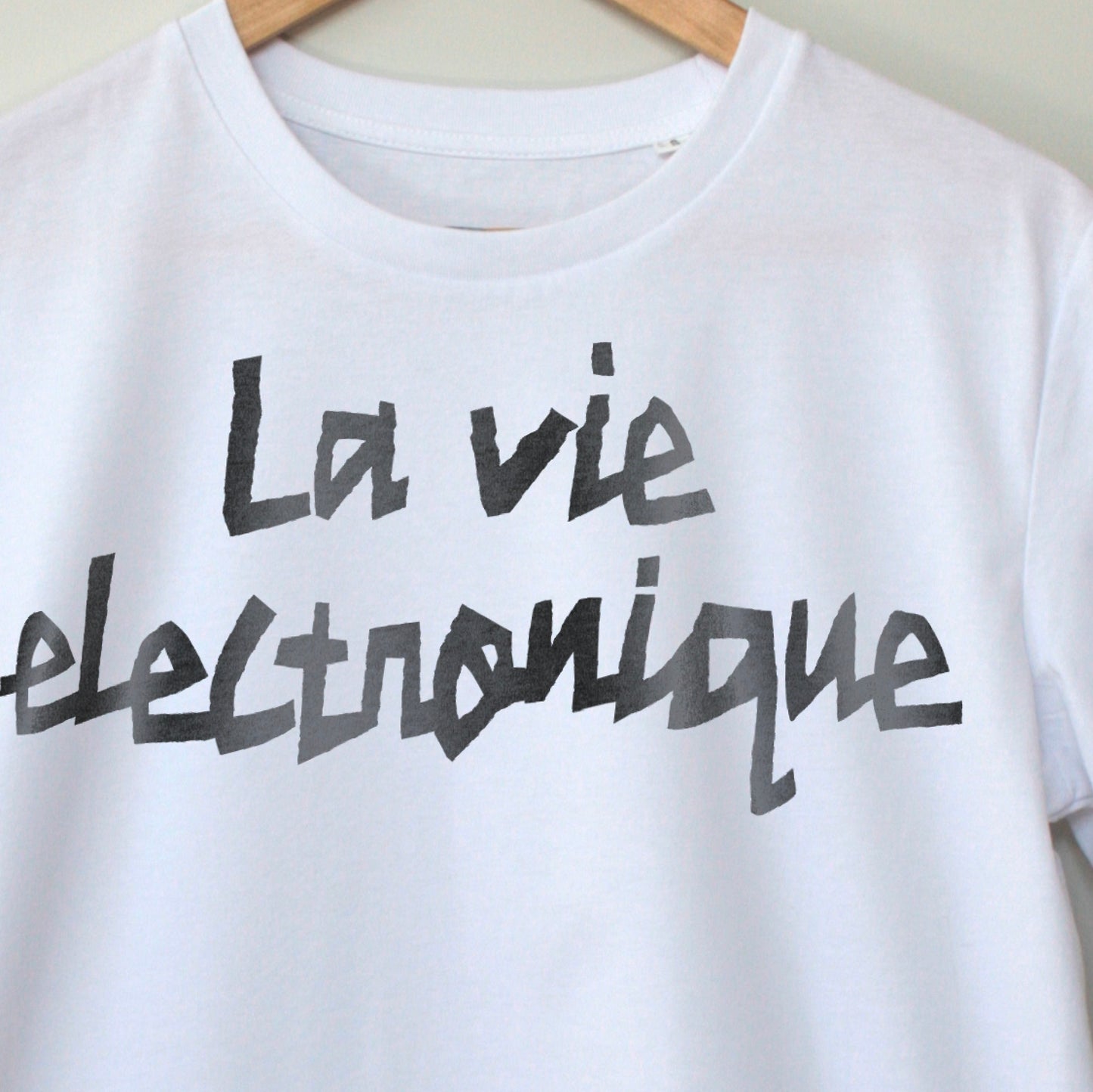 Close up image of La Vie Electronique. Contemporary Techno Music T-Shirt for Electronic Music Festivals – Vegan T-Shirt – PETA Approved and 100% organic cotton