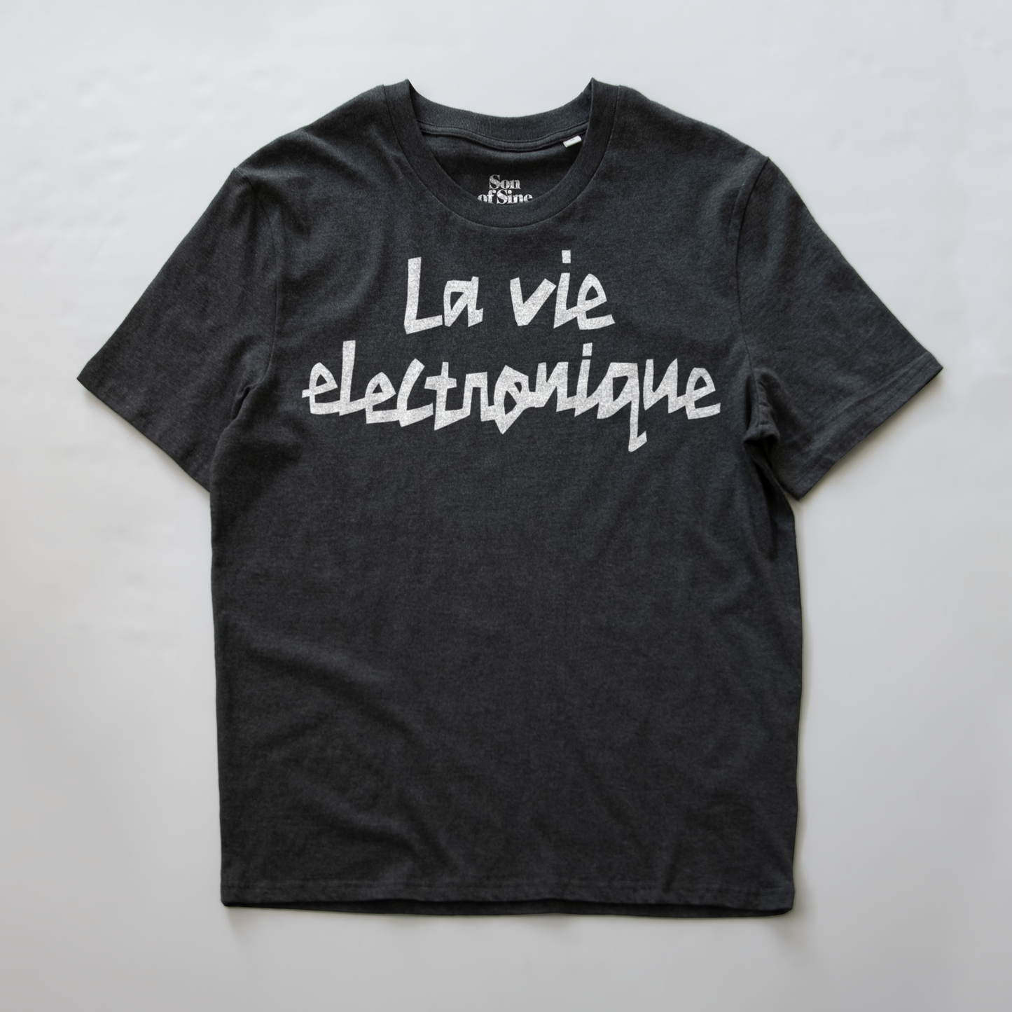 A dark gray heather synth t-shirt with 'La vie electronique' printed in white script across the chest.