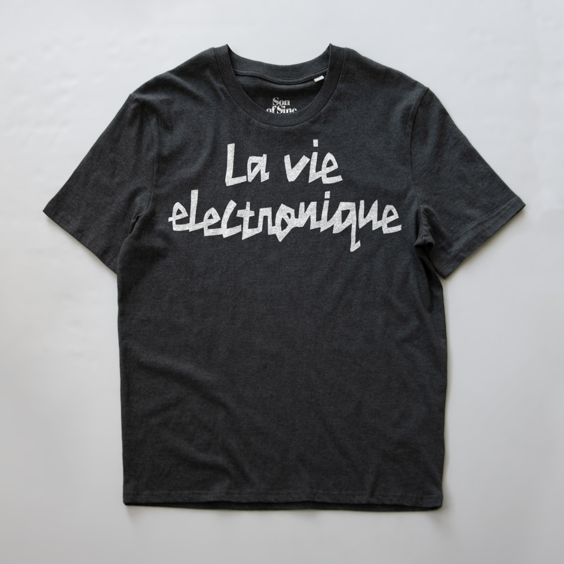 A dark gray heather synth t-shirt with 'La vie electronique' printed in white script across the chest.