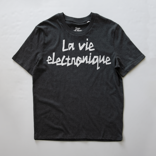 A dark gray heather synth t-shirt with 'La vie electronique' printed in white script across the chest.
